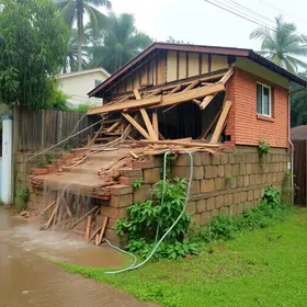 Muro de contenção de casa desaba em Porto Alegre após forte chuva