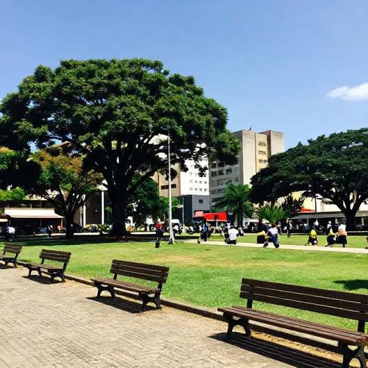 Praças e parques urbanos de Porto Alegre : distribuição Praças e parques urbanos de Porto Alegre : distribuição