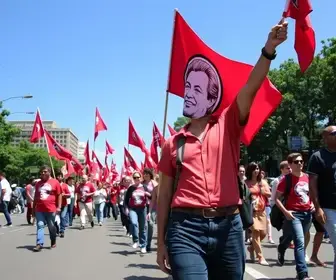 Caminhada de Lula com apoiadores em Porto Alegre é marcada